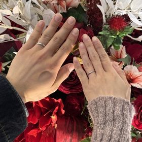 【俄(にわか)の口コミ】 カーブになってるところがかわいいです。また、女性はダイヤがついており…