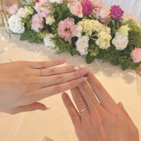 【THE KISS(ザ・キッス)の口コミ】 女性のリングは細身でライン状にストーンがついておりシンプルかつかわい…