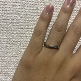 【Something Blue(サムシングブルー)の口コミ】 指輪のデザインはシンプルであるもののウェーブがかっており、オシャレに…