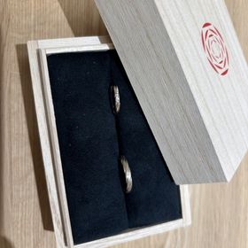 【出雲結(いずもゆい)の口コミ】 ・指輪の色と合わせて表面加工を選ぶことができる
・シンプルすぎず、派手…