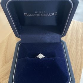 【銀座ダイヤモンドシライシの口コミ】 指輪のデザインはサイドに小さいダイヤモンドが二つついており気に入って…
