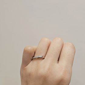 【出雲結(いずもゆい)の口コミ】 購入した指輪の素材はプラチナがベースでピンクゴールドのラインがアクセ…