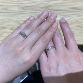 【出雲結(いずもゆい)の口コミ】 緩やかな波打つようなデザインと、シルバーの中にピンクゴールドのライン…