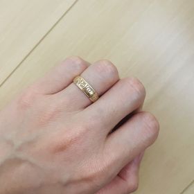 【Mellerio dits Meller】の口コミ 幅が太くて存在感があります。
指輪に刻まれている文字など、コンセプトも...