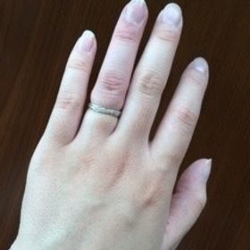 【Something Blue(サムシングブルー)の口コミ】 この指輪は内側にサファイアが埋め込まれていて、私の誕生石もサファイア…