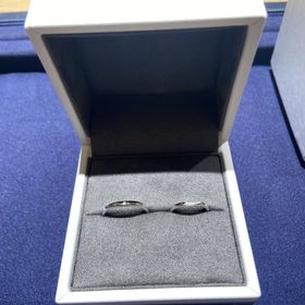 【TOWA(永遠)の口コミ】 シンプルなデザインの中に緩やかなウェーブがあり、角度によりダイヤの輝…