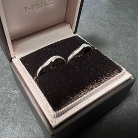 【アイプリモ(I-PRIMO)の口コミ】 指輪はウェーブ型になっており女性側には七つのダイヤモンドが入っており…