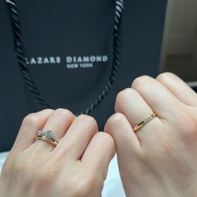 【ラザール ダイヤモンド(LAZARE DIAMOND)の口コミ】 ゴールドのダイヤ3石のペアにしました。関節が目立つので2.6mmにして良か…