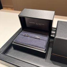 【ラザール ダイヤモンド(LAZARE DIAMOND)の口コミ】 V字にウェーブした形で、それにそって13石のダイヤモンドが入っているので…