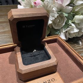 【TANZO.(鍛造指輪)の口コミ】 指が綺麗に見えるように、カーブのあるデザインを選びました。ダイヤモン…