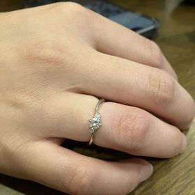 【HOSHI no SUNA 星の砂(ほしのすな)の口コミ】 デザインがお気に入りです。普段も使いたいので0.2ctの低めの台座にしまし…