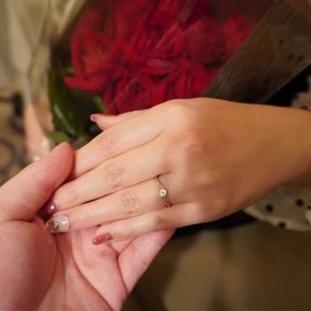 【銀座ダイヤモンドシライシの口コミ】 ・デザインが豊富
・細いところまでこだわることができ、納得のいく指輪を…