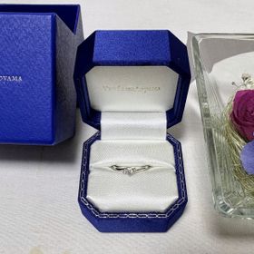 【ヴァンドーム青山(VENDOME AOYAMA)の口コミ】 カーブが入っていて柔らかい印象があって可愛らしいです。メインの石の両…