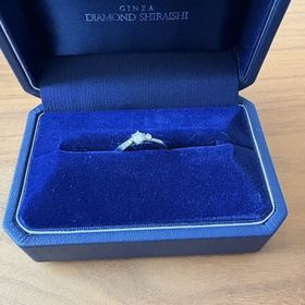 【銀座ダイヤモンドシライシの口コミ】 婚約指輪だけでも可愛いですが、結婚指輪と重ねてつけられます。また、こ…