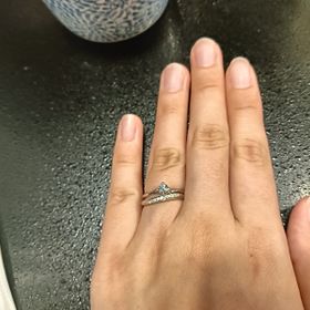 【銀座ダイヤモンドシライシの口コミ】 少しウェーブしていることで指が長く見える効果があり、ここの指輪はとて…