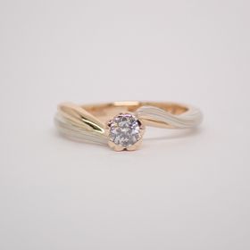 【杢目金屋(もくめがねや)の口コミ】 『咲いた、桜一輪』というコンセプト。
横からの佇まいは、一輪の桜が咲き…