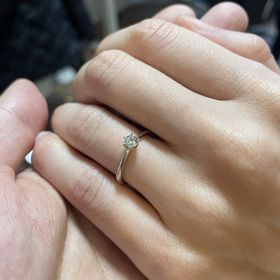 【ROYAL ASSCHER(ロイヤル・アッシャー)の口コミ】 デザインがシンプルですが、ダイヤモンドの輝きを際立てさせるデザインで…