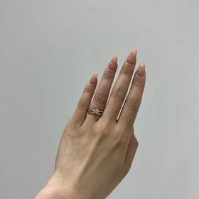 【銀座ダイヤモンドシライシの口コミ】 可愛いデザインがいくつかあり、決めるのに迷いましたが王道のセンターダ…