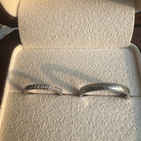 【TANZO.(鍛造指輪)の口コミ】 ミル打ちの入った入籍指輪と、ダイヤモンドの輝きが綺麗なハーフエタニテ…