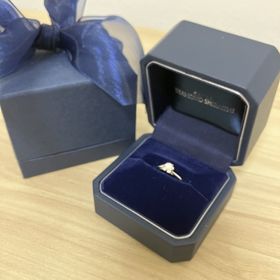 【銀座ダイヤモンドシライシの口コミ】 プロポーズリングでもらったダイヤモンドを真ん中に、周りに小さいダイヤ…