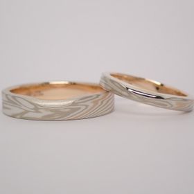 【杢目金屋(もくめがねや)の口コミ】 指輪のデザインと材質を複数枚2人で選び、選んだ材質によって木目の柄の出…