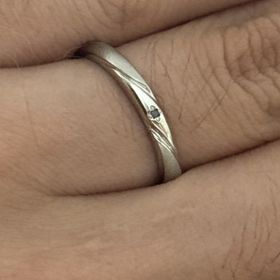 【エクセルコダイヤモンド(EXELCO DIAMOND)の口コミ】 ブラックダイヤモンドが入ってるデザインにしました。シンプルなデザイン…