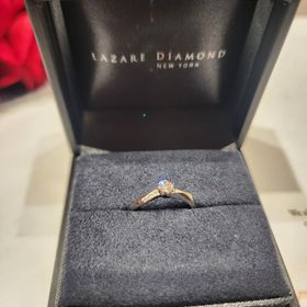 【ラザール ダイヤモンド(LAZARE DIAMOND)の口コミ】 ウェーブデザインとダイヤモンドに一目惚れしました。
結婚指輪と重ねづけ…