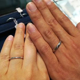 【4℃ BRIDAL(ヨンドシーブライダル)の口コミ】 ストレートラインでしっくりくるものを探していました。こちらは角が丸く…