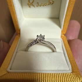 【ケイウノ ブライダル(K.UNO BRIDAL)の口コミ】 デザインはダイヤがのる部分とリングが一体となってるデザインが気に入っ…