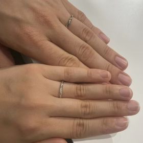 【俄(にわか)の口コミ】 ほどよくウェーブがかかったデザインなので、違和感なく自然に指が細く見…