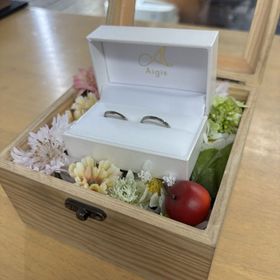 【AIGIS(アイギス)の口コミ】 ホワイトゴールドをつちめ模様にしてお互いの誕生石を入れました。サイズ…