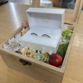 【AIGIS(アイギス)】の口コミ ホワイトゴールドをつちめ模様にしてお互いの誕生石を入れました。サイズも...