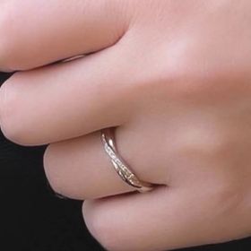 【I's stone(アイズストーン)の口コミ】 シンプルで細身で流れるようなデザインで素敵でした。
ダイヤモンドやプラ…