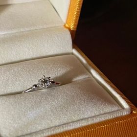 【ケイウノ ブライダル(K.UNO BRIDAL)の口コミ】 花をモチーフにした形で指輪に込められた思いもお花を紡いで大切に花冠を…