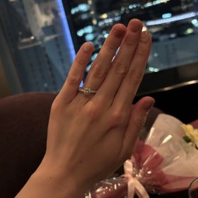 【ケイウノ ブライダル(K.UNO BRIDAL)の口コミ】 ダイヤモンドが4つの爪で留まっており、横から見た時にお花が咲いているよ…