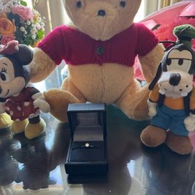 【ラザール ダイヤモンド(LAZARE DIAMOND)の口コミ】 シンプルで、とても美しい指輪です。
相手につけてもらった所とてもバラン…