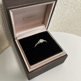 【アイプリモ(I-PRIMO)の口コミ】 中心のダイアモンドとその周りのダイアモンドで、とても豪華に美しく見せ…