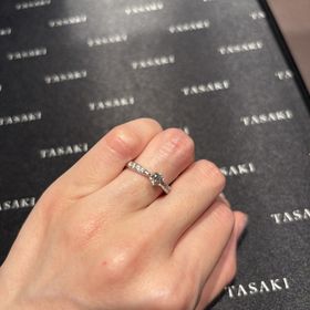 【TASAKI(タサキ)の口コミ】 センターダイヤに向かって細くなっていて際立つデザインになっています。
…