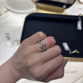 【ショーメ(CHAUMET)の口コミ】 ずっと憧れだったジョセフィーヌシリーズを試着しました。
センターダイヤ…