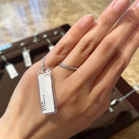 【ECRIN(エクラン)の口コミ】 ダイヤの周りがミル打ちされていて、上品ながらも煌びやかで素敵な指輪だ…