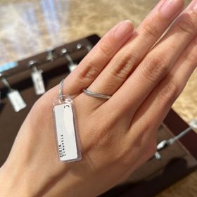 【ECRIN(エクラン)】の口コミ ダイヤの周りがミル打ちされていて、上品ながらも煌びやかで素敵な指輪だと...