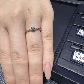 【ROYAL ASSCHER(ロイヤル・アッシャー)の口コミ】 真ん中のダイヤモンドの隣に小さなダイヤが二つ付いていて、非常に可愛ら…