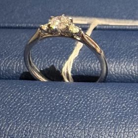 【銀座ダイヤモンドシライシの口コミ】 真ん中のダイヤモンドのサイドに小さなダイヤモンドが埋め込まれているサ…