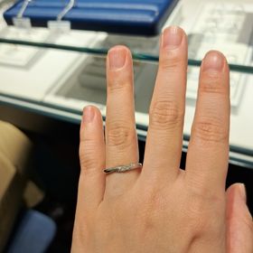 【銀座ダイヤモンドシライシの口コミ】 メレダイヤがあしらわれたデザインなのですが、ただ直線的にダイヤが配置…