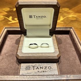 【TANZO.(鍛造指輪)の口コミ】 ふたつのリングが重なっているようなデザインで、片方にダイヤモンドが半…