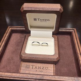 【TANZO.(鍛造指輪)の口コミ】 シンプルで着け心地が良い素敵な指輪です。
デザインも形からダイヤの色、…