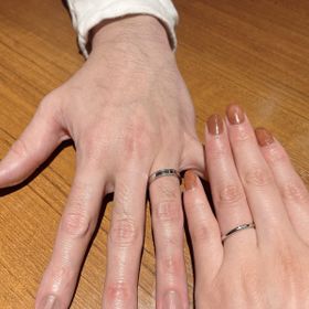 【ティファニー(Tiffany & Co.)の口コミ】 新婦の結婚指輪のおすすめポイントは、中央に配置された3つのダイヤがポイ…