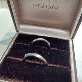 【アイプリモ(I-PRIMO)の口コミ】 素材はプラチナ950とのことです。デザインはウェーブ状になっていて、日本…