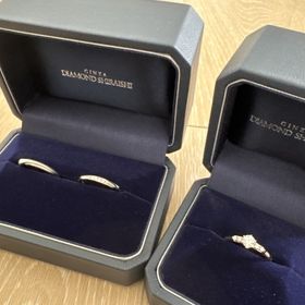 【銀座ダイヤモンドシライシの口コミ】 サイドにも石があるデザインで華やかでかわいい指輪です。
センターのダイ…