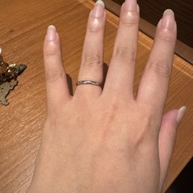 【銀座ダイヤモンドシライシの口コミ】 とにかくシンプルなもので付け心地がいい指輪を探していました。他のブラ…